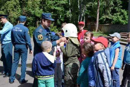 Детей в лагерях учили пожарной безопасности в быту и на природе