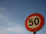 Разрешенную скорость в населенных пунктах могут снизить до 50 км/ч