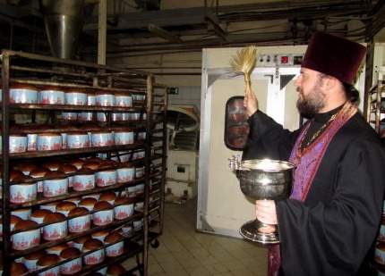 Настоятель Хорловского Храма освятил хлебокомбинат