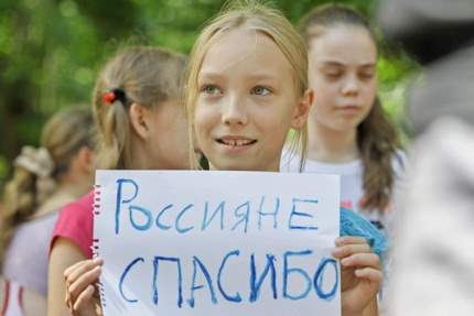 Детей украинских беженцев принимают в российские школы