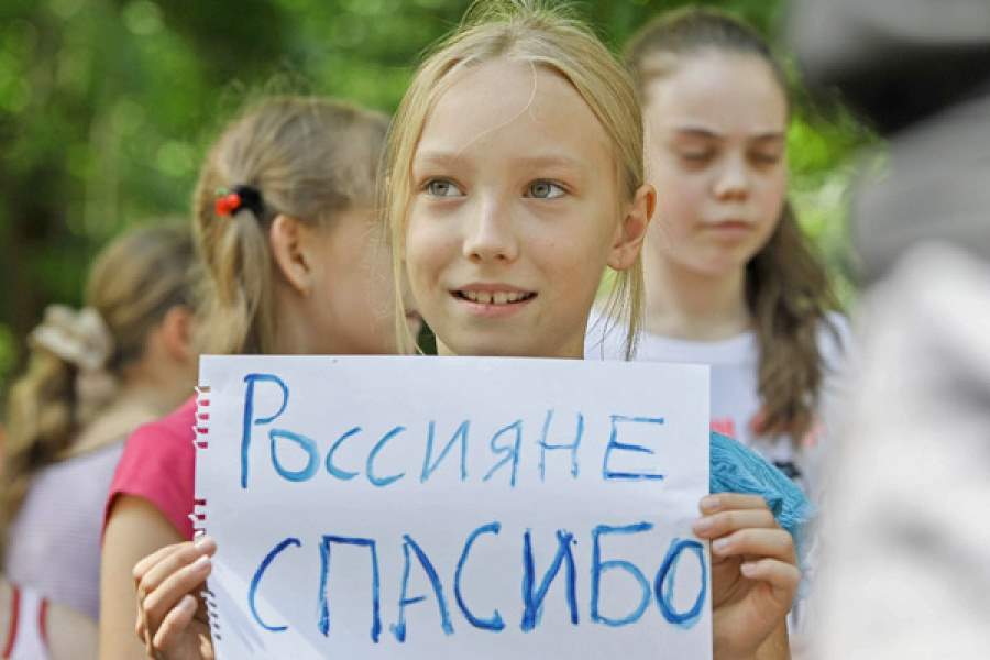 Детей украинских беженцев принимают в российские школы