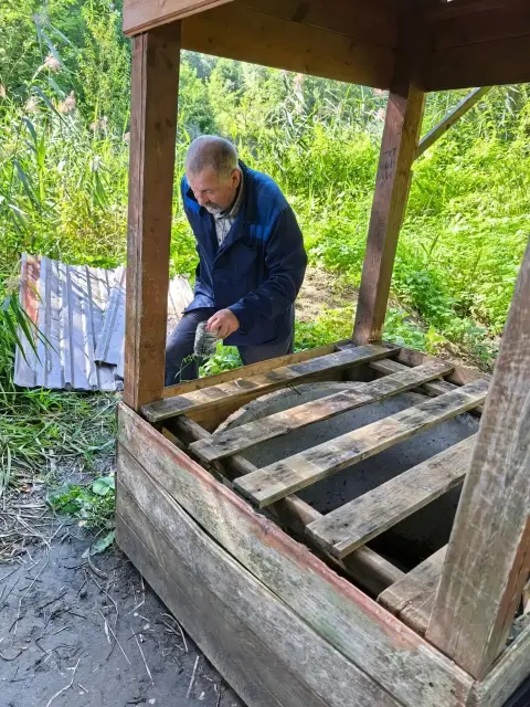 Жители Хорлово укрепили родник в парке у дамбы