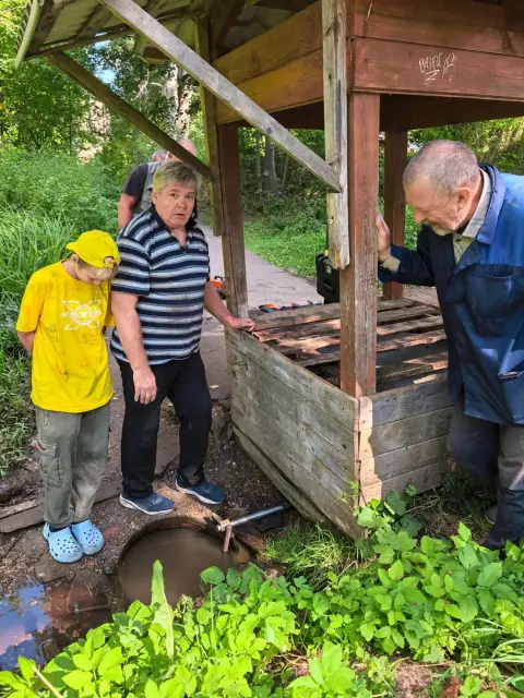 Жители Хорлово укрепили родник в парке у дамбы
